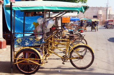 muna sokakta üzerinde riksha