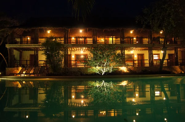 Hotellet och poolen — Stockfoto