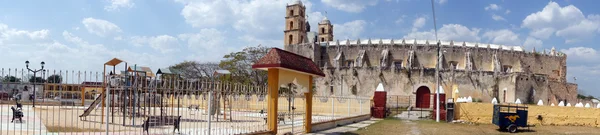 Kyrkan och parken — Stockfoto