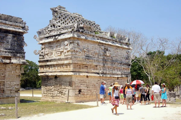 Turister i Chichén Itzá — Stockfoto