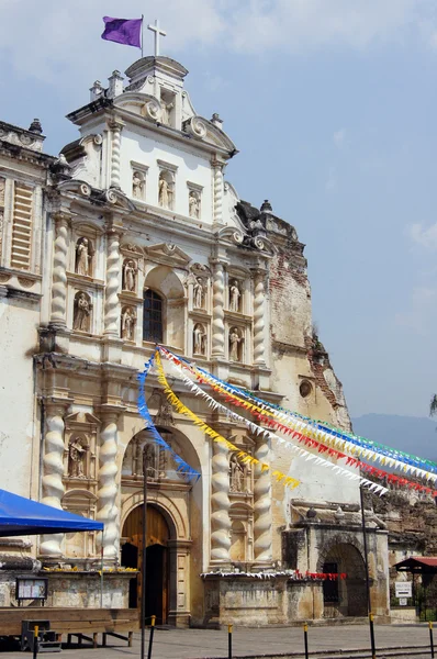 Церковь Сан-Франциско в Антигуа-Гватемале — стоковое фото