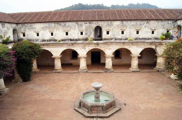 喷泉在修道院 — 图库照片
