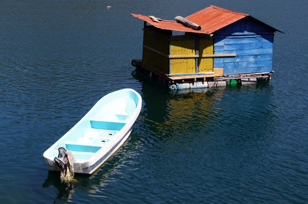 Båt nära house — Stockfoto