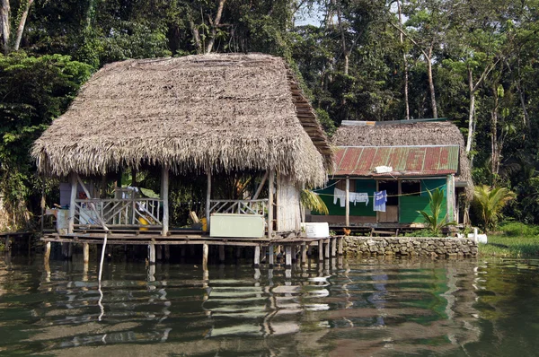 Cabanas no rio Rio Dulce — Fotografia de Stock