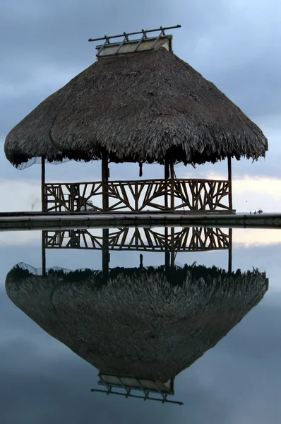 Hütte am Wasser — Stockfoto