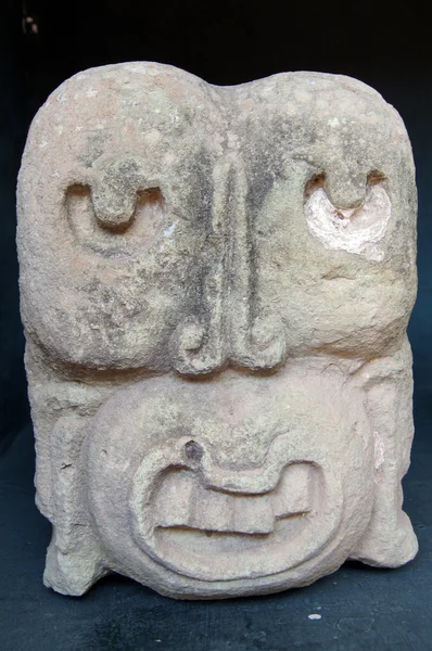 Kamenná hlava v muzeu — Stock fotografie