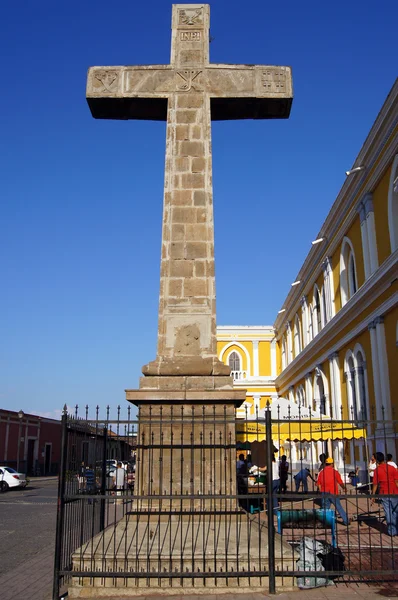 Крест возле собора — стоковое фото