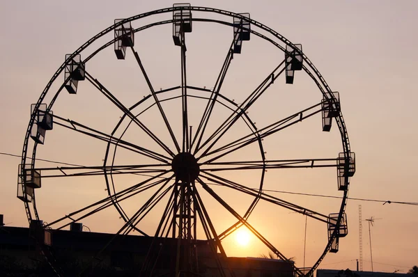 Stora hjul och solnedgång — Stockfoto