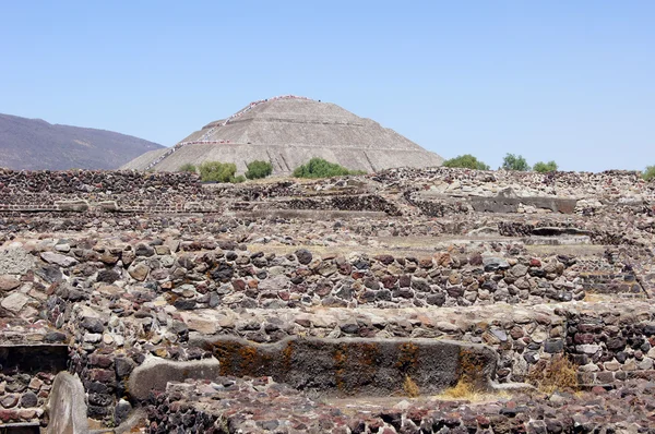 Руины и пирамида Солнца — стоковое фото
