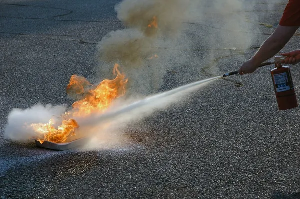 Prática de extintor de incêndio — Fotografia de Stock
