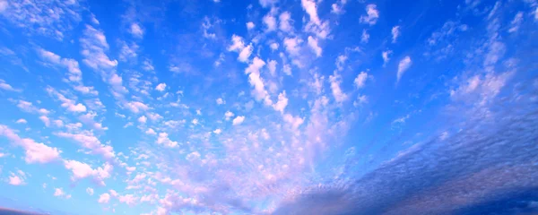 Fond partiellement nuageux — Photo
