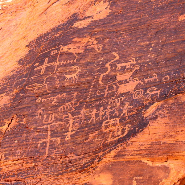 Petroglyfy v údolí ohně - nevada — Stock fotografie