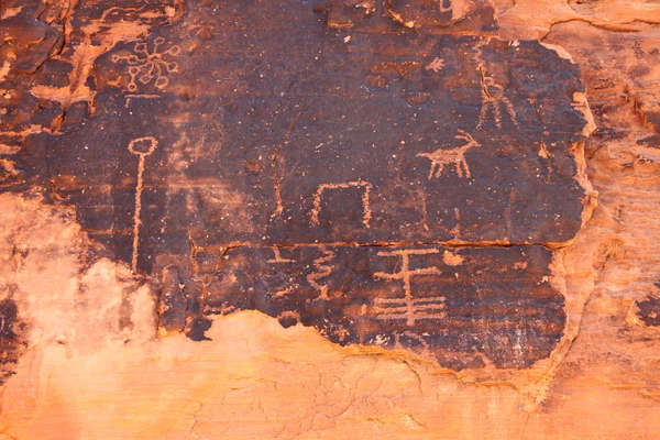 Petroglifos no Vale do Fogo - Nevada — Fotografia de Stock