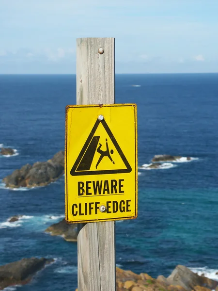 Cuidado con el signo de borde del acantilado —  Fotos de Stock