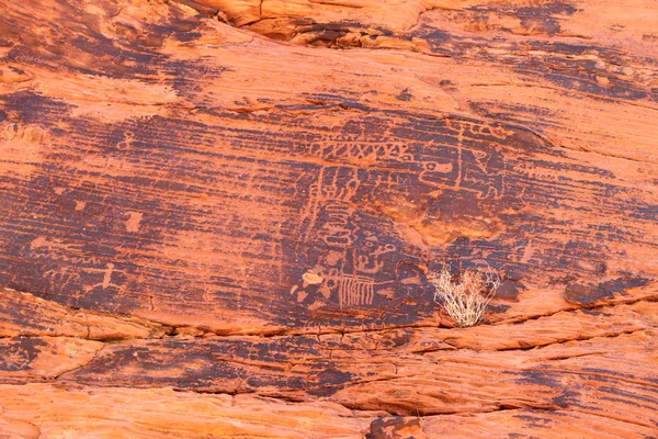 Petroglyfy v údolí ohně - nevada — Stock fotografie