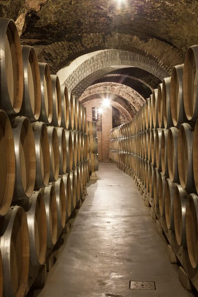 Cave velha com barril de vinho — Fotografia de Stock