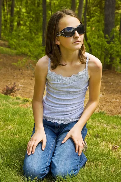 Preteen ragazza al di fuori con occhiali da sole — Foto Stock
