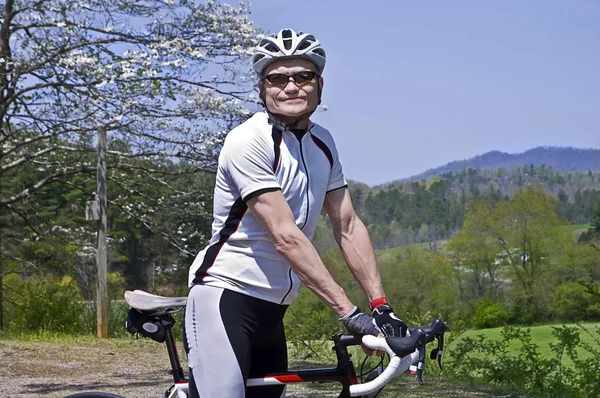 Man klaar om te rijden een fiets — Stockfoto