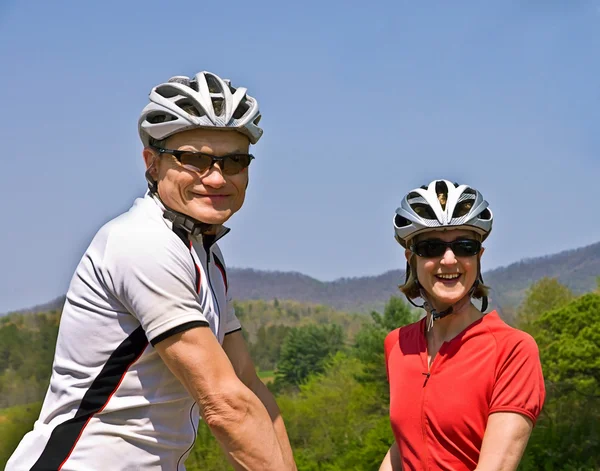 Feliz casal ciclistas de bicicleta — Fotografia de Stock