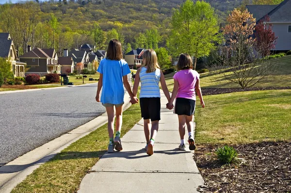 Drei junge Mädchen zu Fuß — Stockfoto