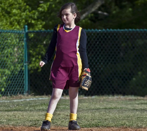 Mladá dívka softball hráč — Stock fotografie