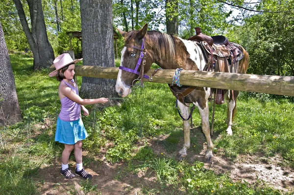 かわいい少女と馬 — ストック写真