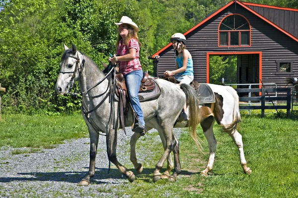 Meisjes te paard — Stockfoto