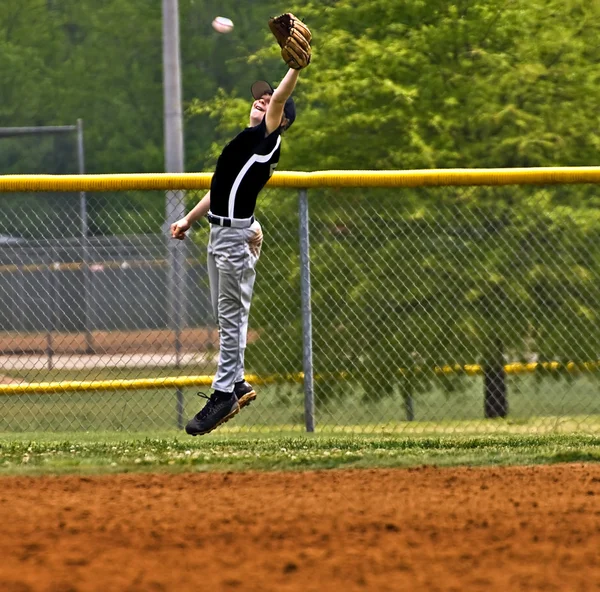 Giocatore di baseball giovane ragazzo — Foto Stock