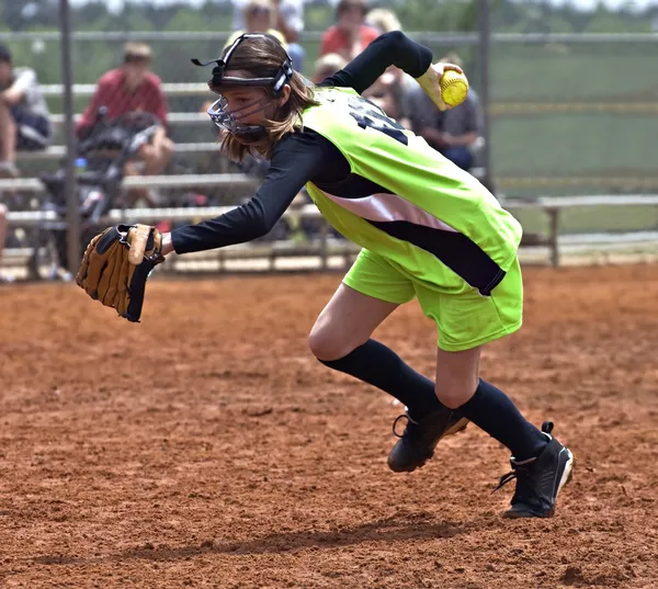 Menina jogador de softball — Fotografia de Stock