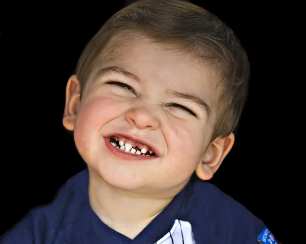 Lindo niño sonriendo y mostrando los dientes perdidos . —  Fotos de Stock