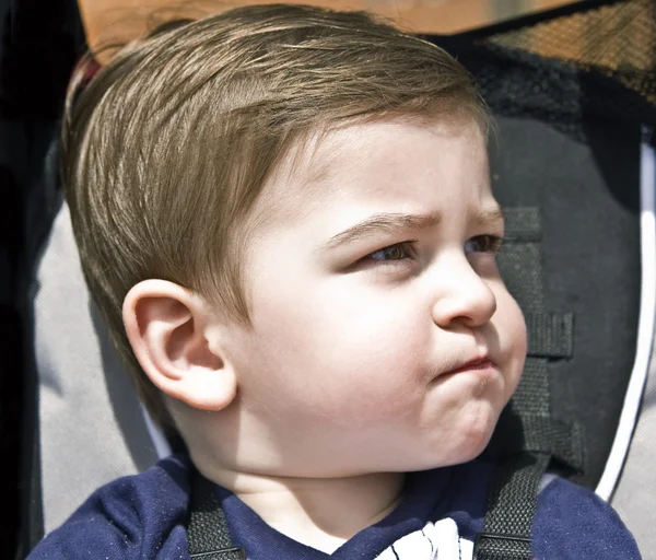 Dítě v kočárku roztomilý výraz — Stock fotografie