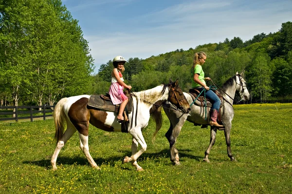 Meisjes paardrijden paarden Stockfoto