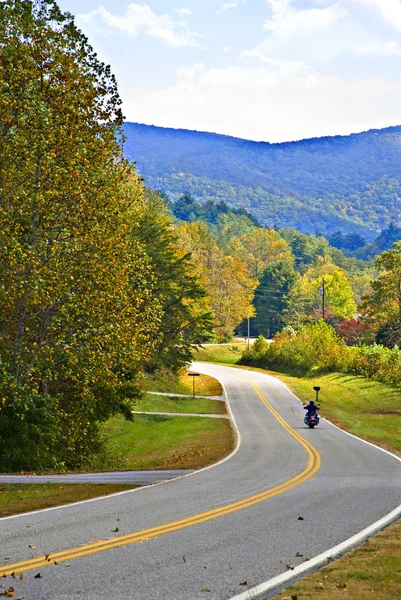 Motocicleta solitária na estrada — Fotografia de Stock