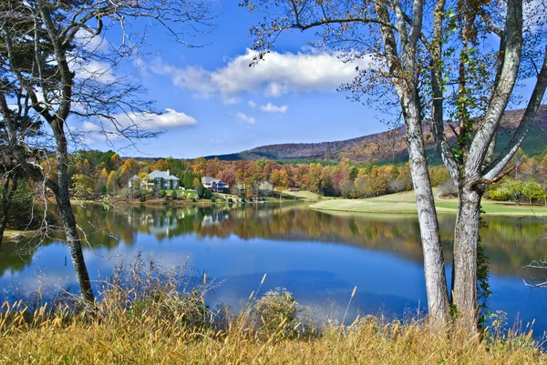 호수가 있는 가을 풍경 — 스톡 사진