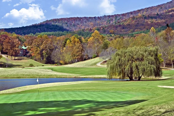 美丽高尔夫球场在秋天 — 图库照片