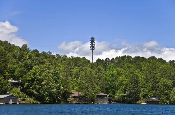 Torre celular en el paisaje — Foto de Stock