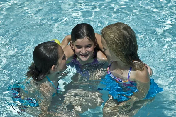 Tres chicas lindas en una piscina — Foto de Stock