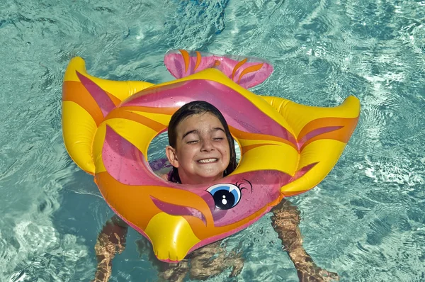 Chica tonta en una piscina — Foto de Stock