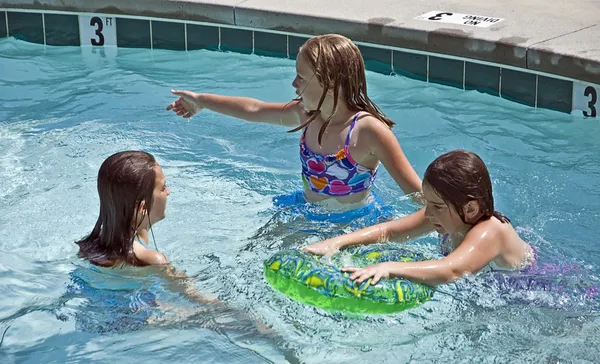 Três meninas em uma piscina — Fotografia de Stock