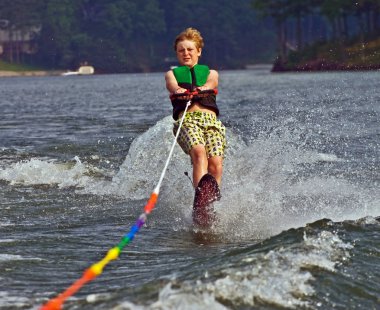 genç çocuk slalom kayakçı