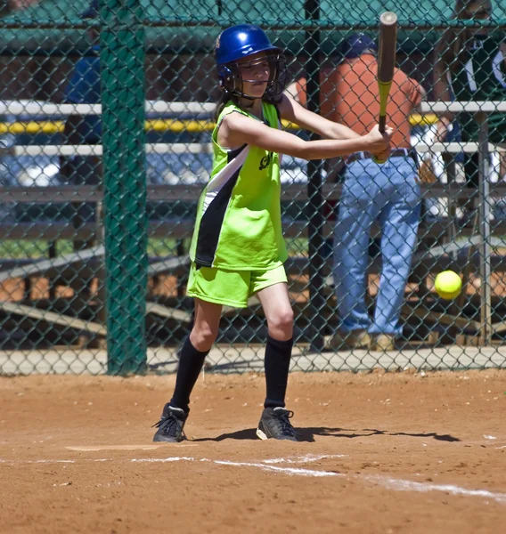 Junges Mädchen Softballspielerin am Schläger — Stockfoto