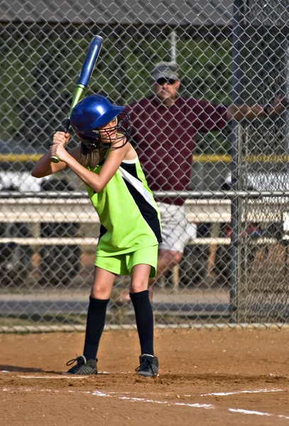 Ung flicka sofball spelare på bat — Stockfoto