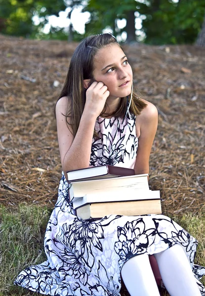 Νεαρό κορίτσι με βιβλία — Φωτογραφία Αρχείου