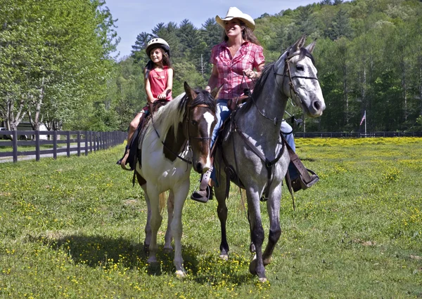 Menina e mulher equitação cavalos — Fotografia de Stock