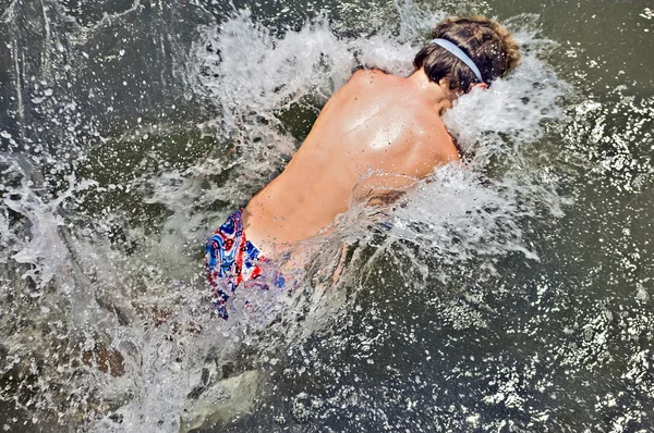 Junge planscht ins Wasser — Stockfoto