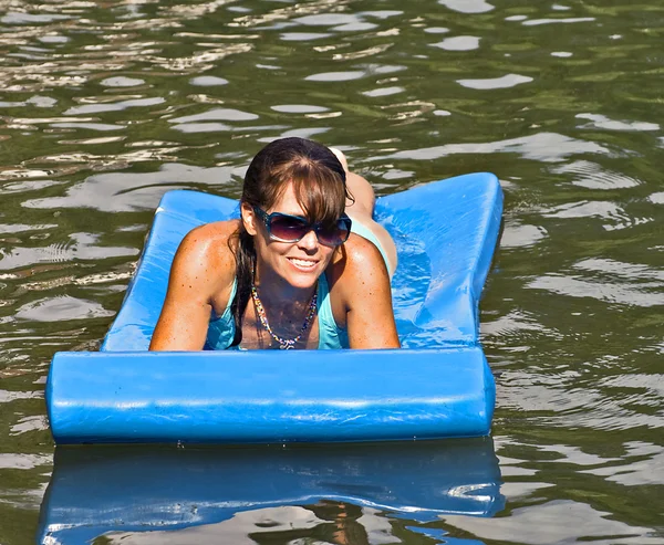 Pretty Woman Floating in Water — Stock Photo, Image