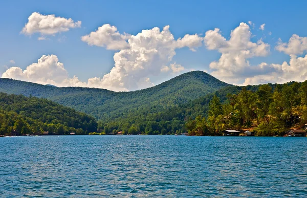 Hermosa vista al lago y montaña —  Fotos de Stock