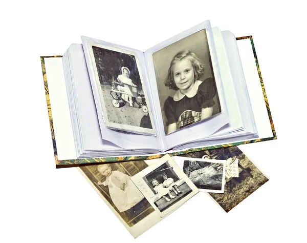 Старі сімейні фотографії та книга — стокове фото