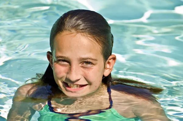 Chica preadolescente en una piscina — Foto de Stock