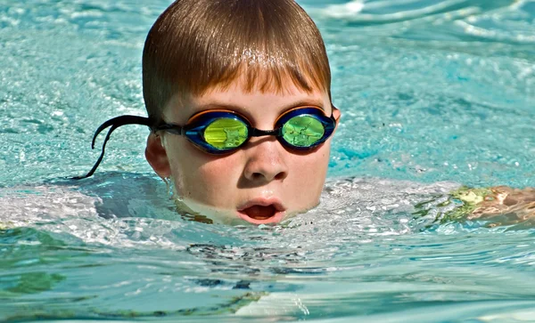 关门的男孩游泳 — 图库照片